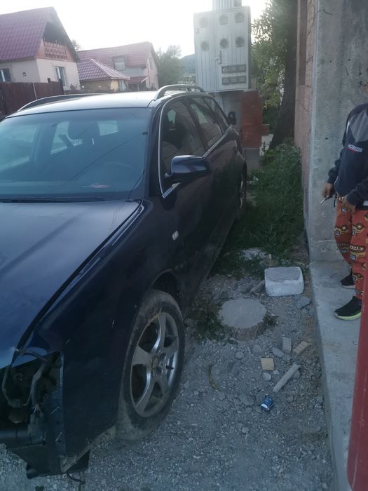 Vând audi a4 b6 pentru piese!