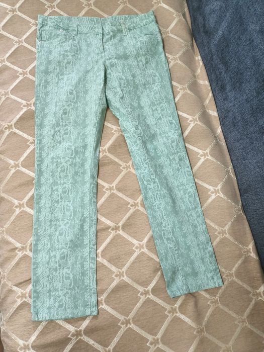 Продам стильные облегченные джинсы