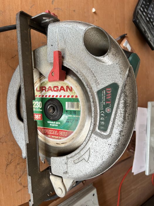 Продам циркулярную пилу DWT 230