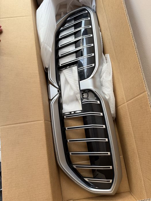 Оригинална BMW бъбрек/решетка LED Iconic Glow за G60