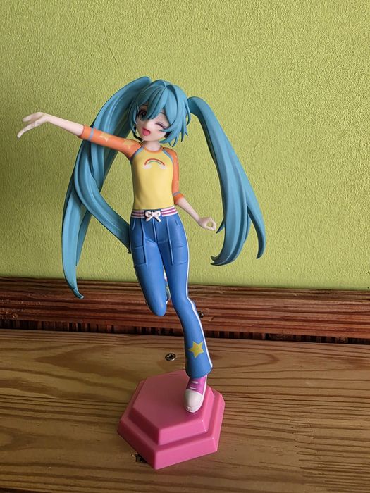 Продавам фигурки на Hatsune Miku и Frieren