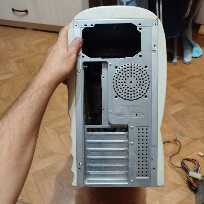 Корпус для компьютера ретро. Есть потертости