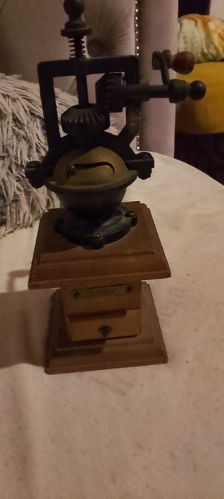 Antichitate pentru ornament rasnita