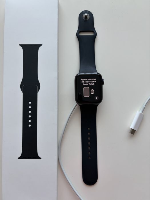 Apple Watch SE 44mm + 2 допълнителни каишки