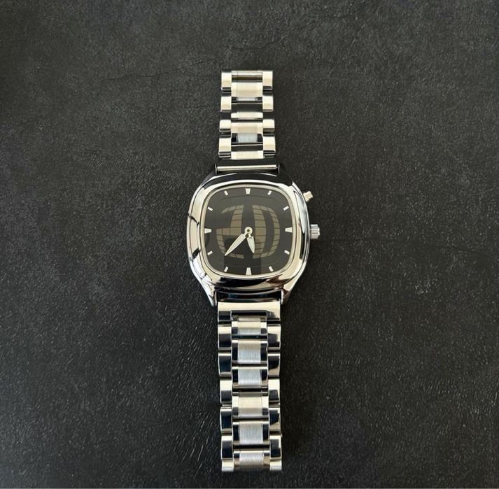 Часы в стиле y2k