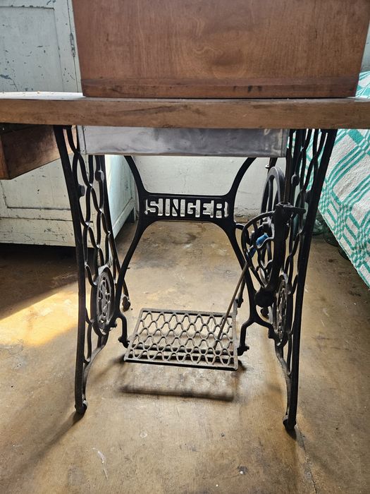 Швейная машинка со станиной SINGER
