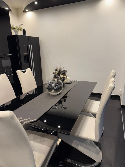 vand masa cu scaune la pretul de 1500 de lei