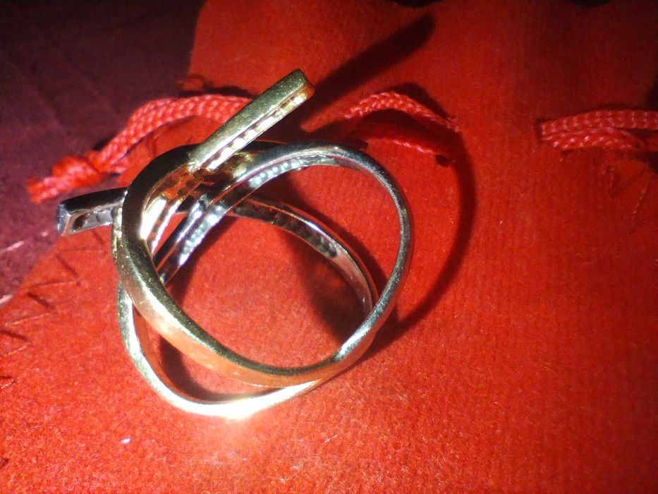 Нестандартен златен пръстен за дами с изискан вкус