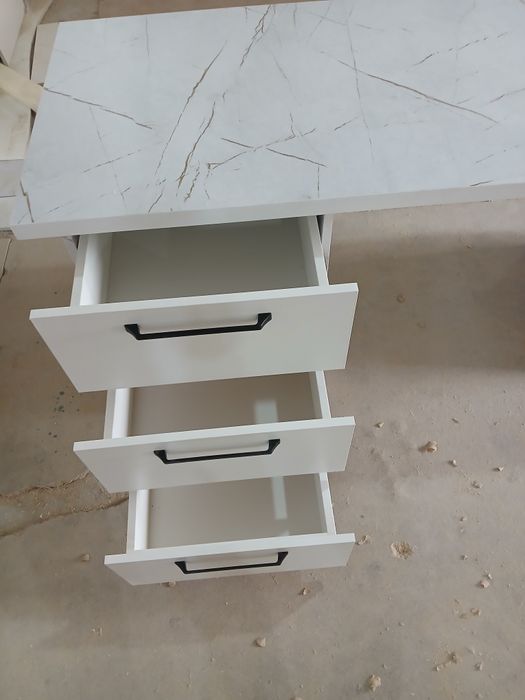 Современный компьютерный стол