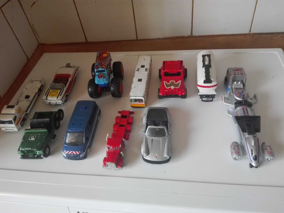 Рекламни камиончета , автомат и метални колички.