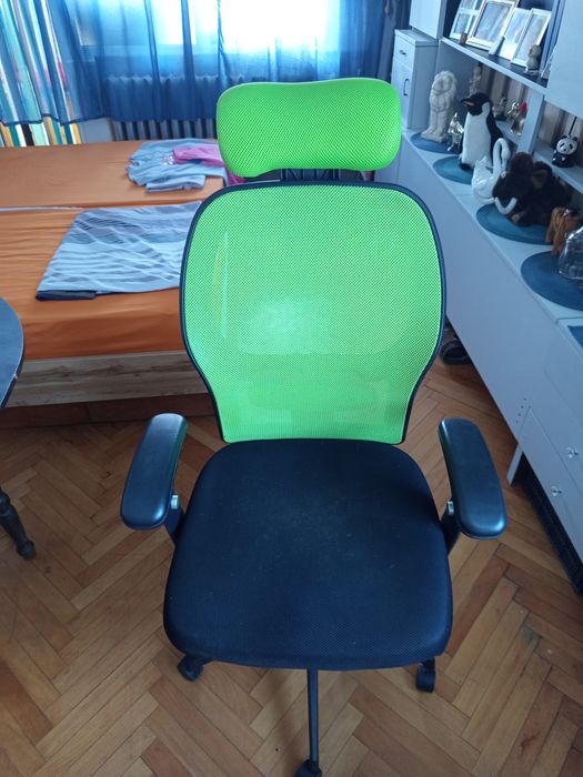 Продавам 3 бр. офис стола,
