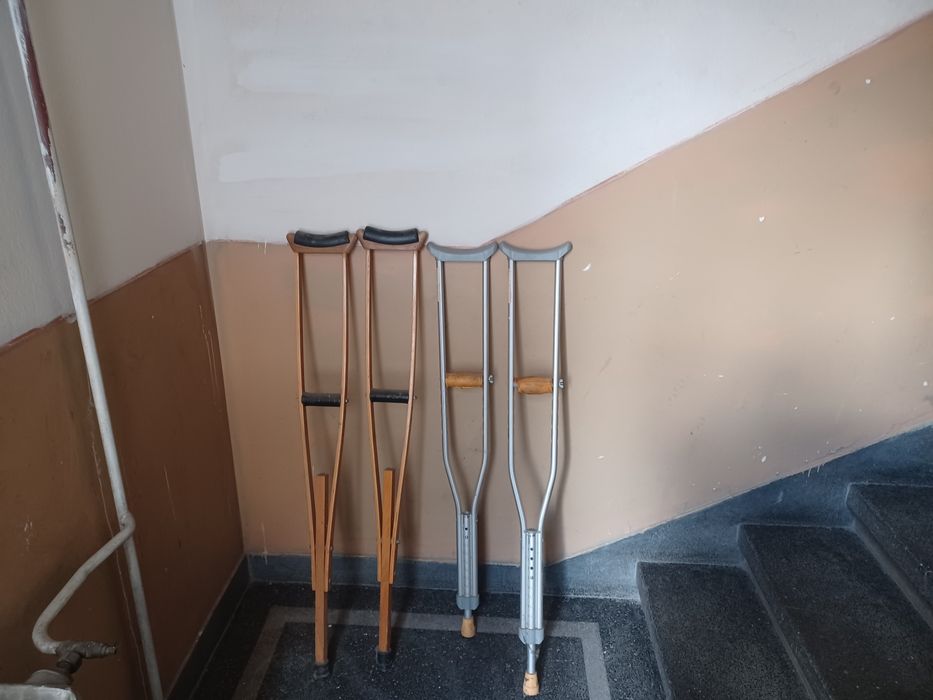 Два чифта патерици