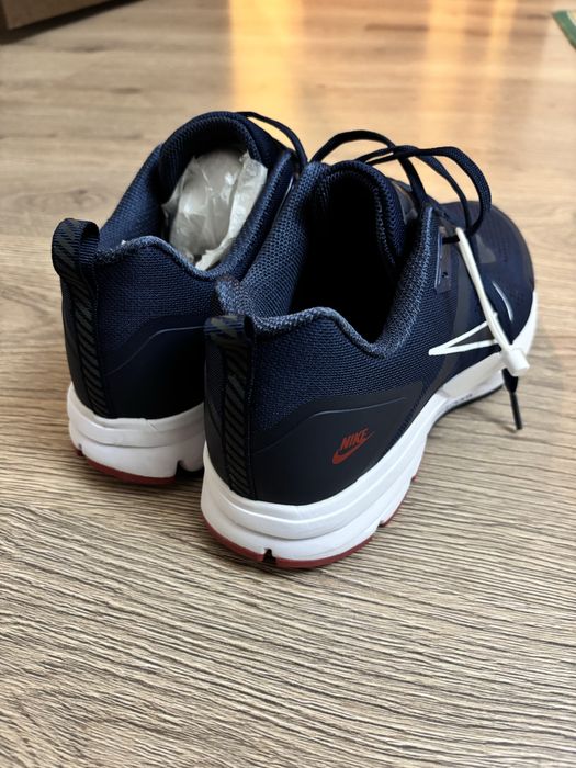 Кроссовки новые Nike