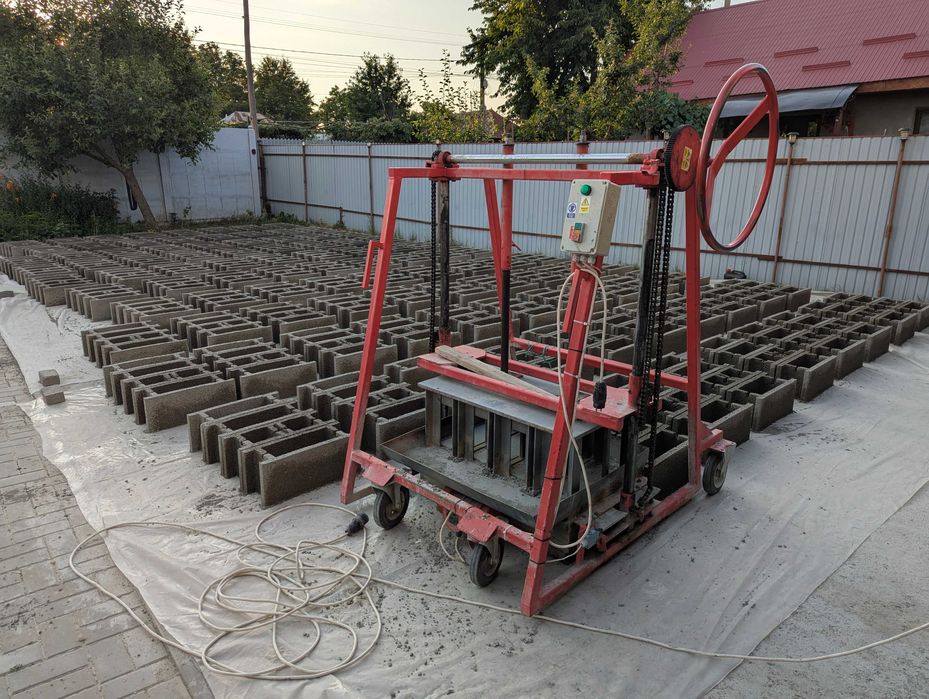 Urgent Vibropresa / masina  boltari cu 2 matrite