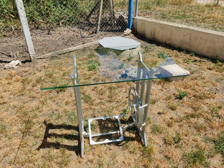 Стъклена маса от крачна шевна машина