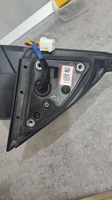 Боковое зеркало.