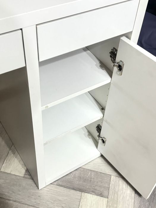 Срочно! Продам стеллаж. Продам стол.