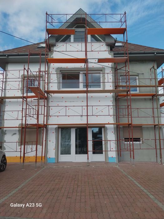 Case la roșu, Consolidări, Demolări, Fațade