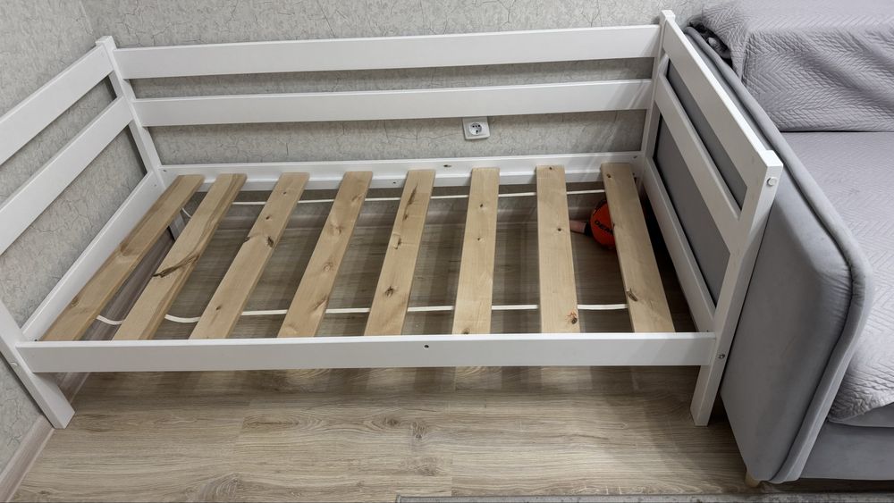 Продам детскую кровать с матрасом