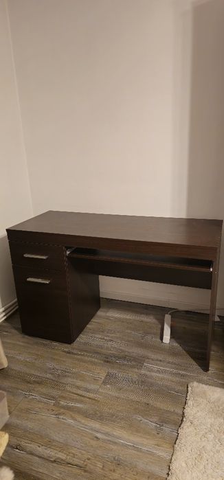 Vand birou in stare bună.