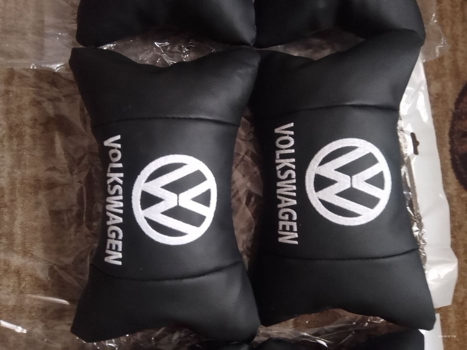 Високо качество черни кожени възглавници с надпис емблема