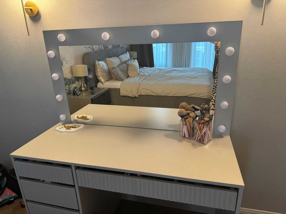 Тоалетка с огледало в отлично състояние (Vanity table with mirror in excellent condition)