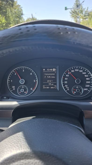 VOLKSWAGEN Touran 2011 — imagine 3