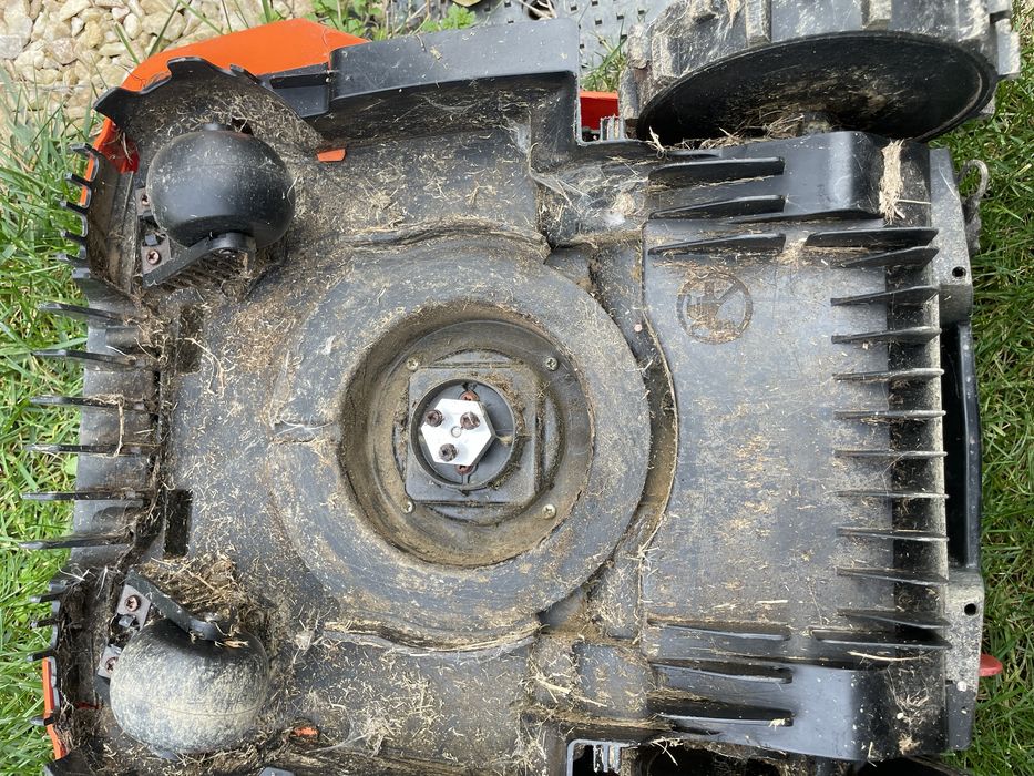 Vand robot tuns gazon Yarforce