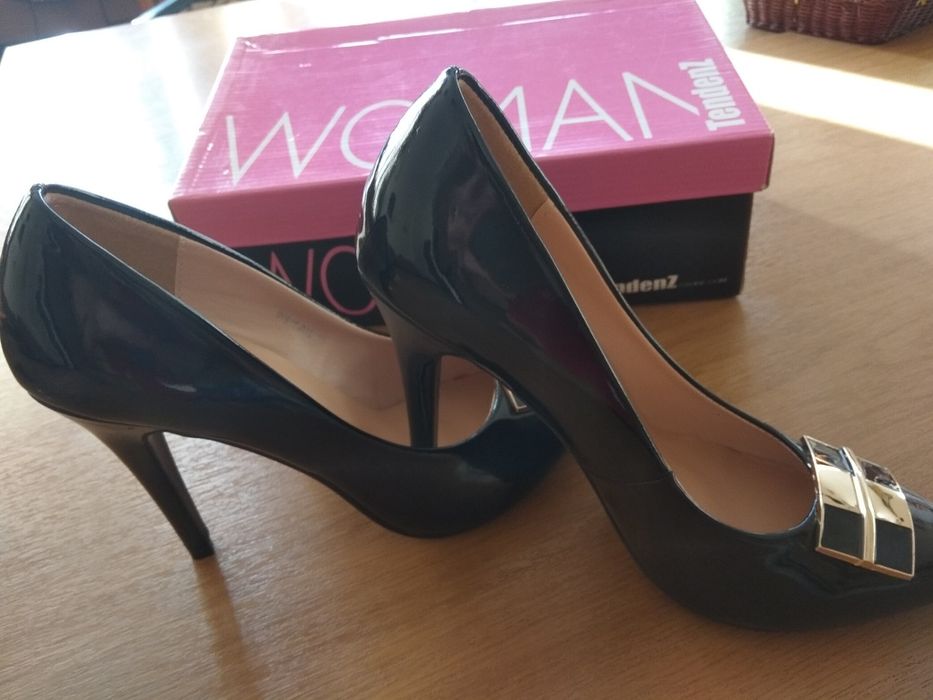 Нови обувки лачени черни на Тенденз