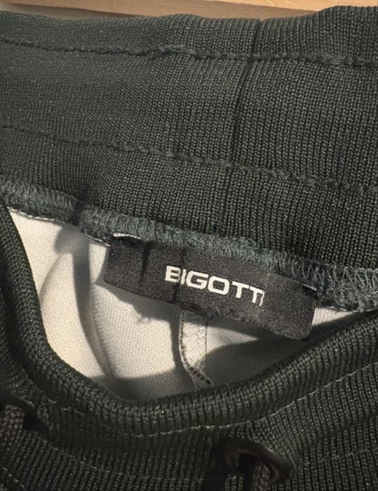 Compleu bigotii purtat de cateva ori