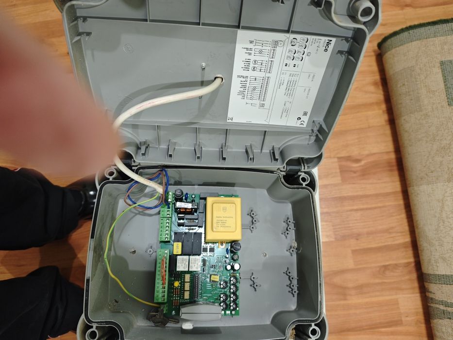 Срочно продам автоматику для распашных ворот Nice (Италия) модель А60