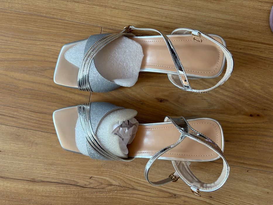 Сребристи сандали на нисък ток