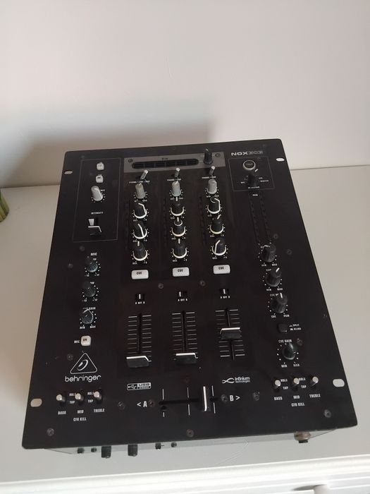 Mixer behringer NOX303