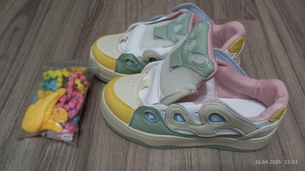 Яркие модные кроссовки