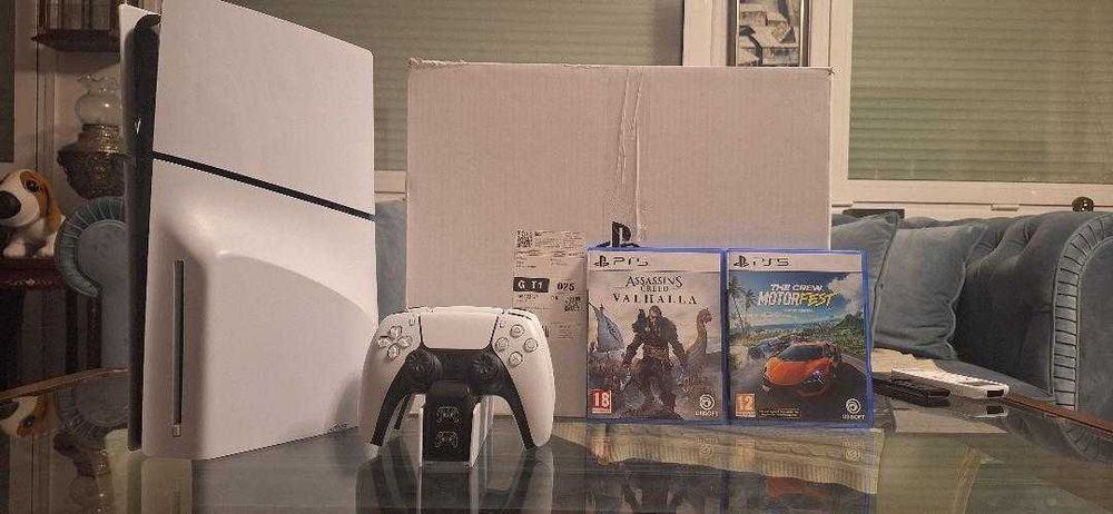 PS5 Slim (версия с дисково устройство), почти неизползвана, с 2 оригинални контролера, двойно зарядно устройство, 3 игри, стойка и оригиналната кутия.