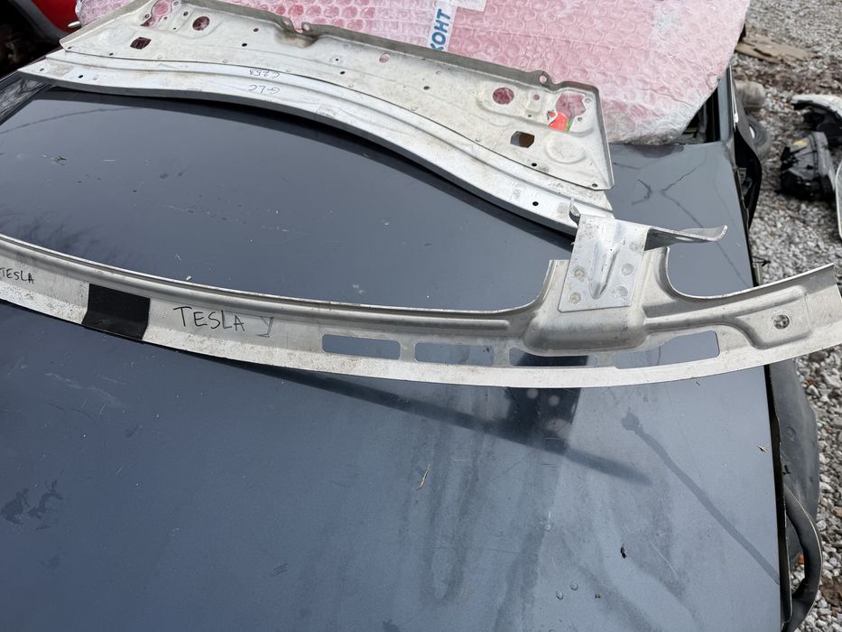 Греда под бронята Tesla Y