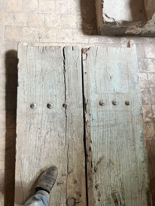 Старинные резные двери