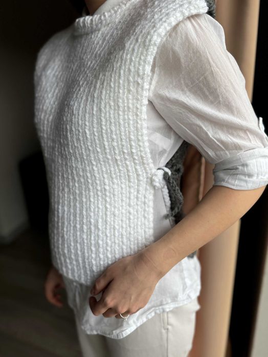 Vesta tricotata in doua culori