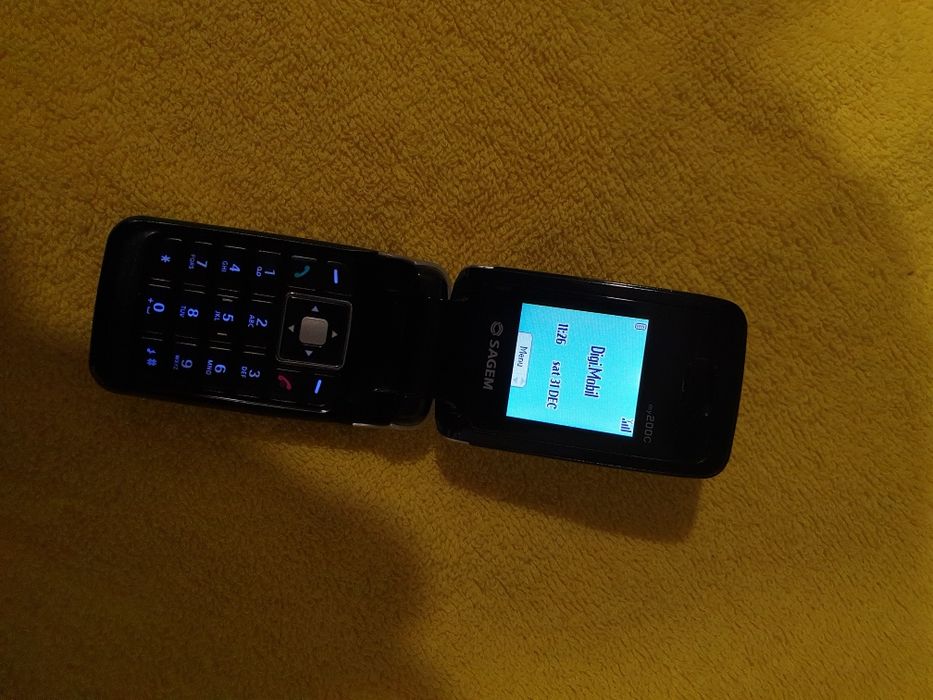 Telefon cu clapeta mai mic decât o bricheta