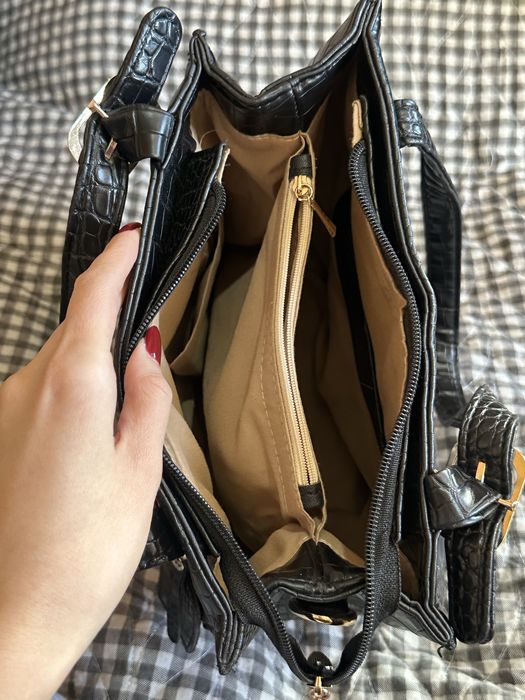 Две женские сумки, цена указана за две.