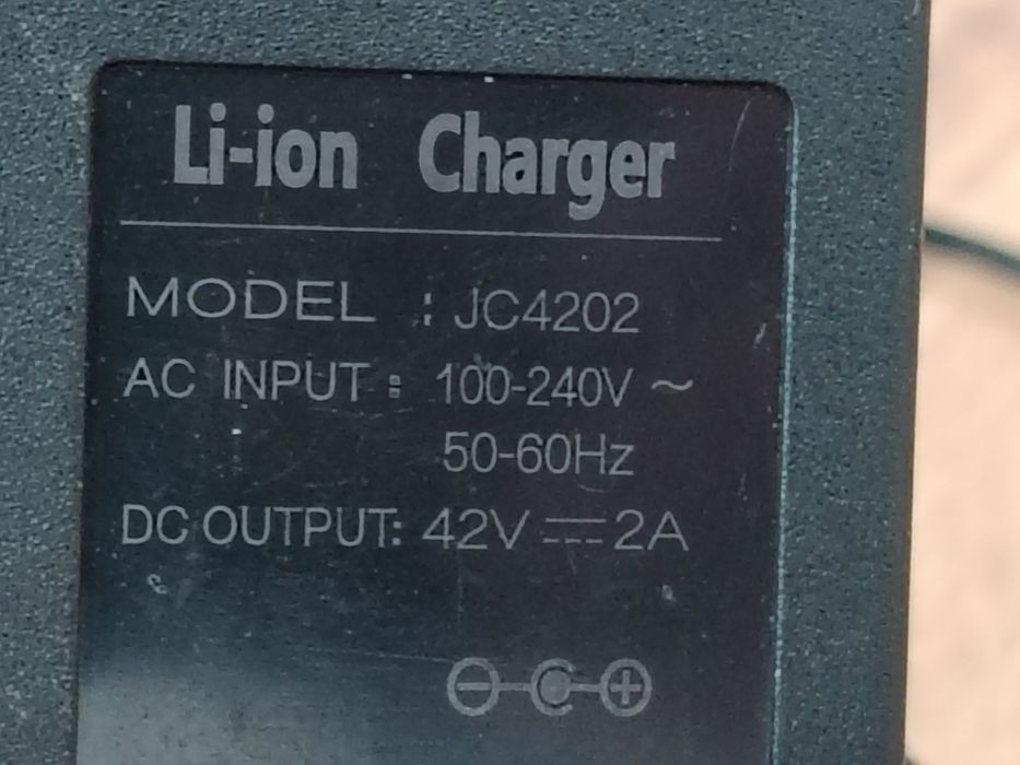 Incarcator li Ion 42v  2A cu mufa 5,5 x 2,5mm pentru trotineta, bicicleta
Este testat