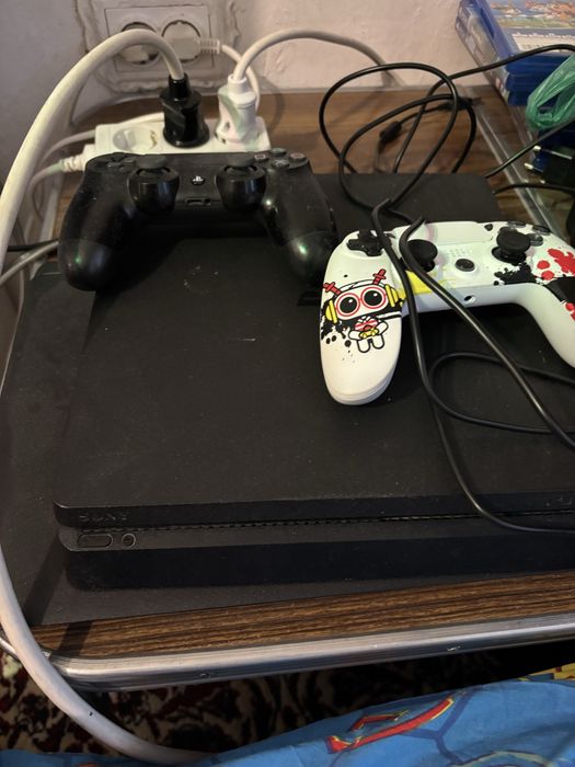 Playstation 4 със два джойстика и 9 бр. Игри