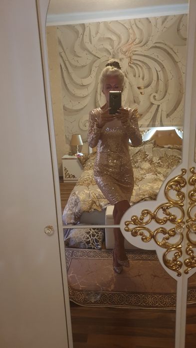 Нови луксозни парти рокли с етикет .