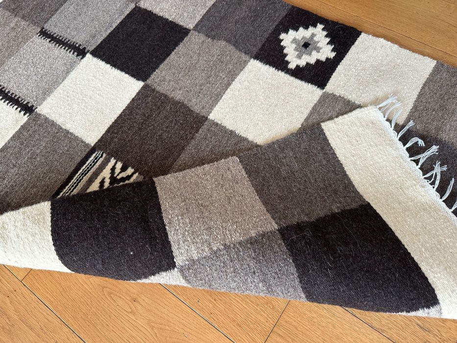 Covor tradițional țesut manual