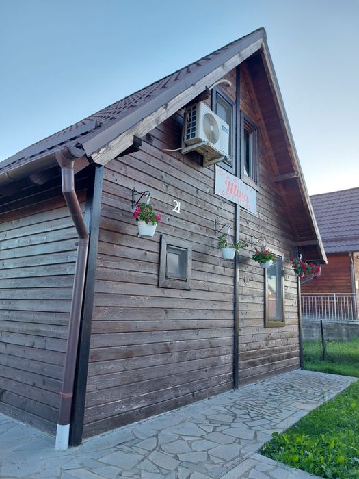 Doua cabane de vanzare