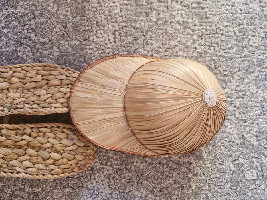 Продават се сувенирни шапка и пантовки Виетнам