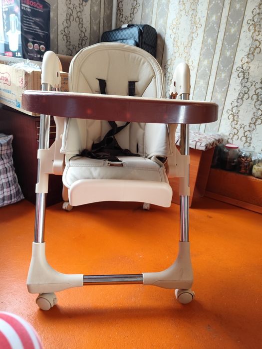 Коляска и детский стульчик