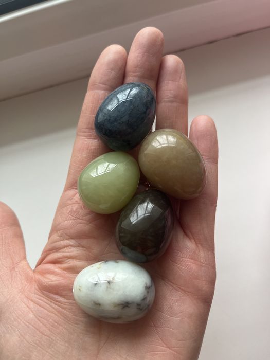 Продам нефритовые яйца.