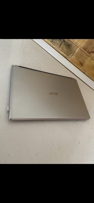 Vând laptop Acer cu touchscreen