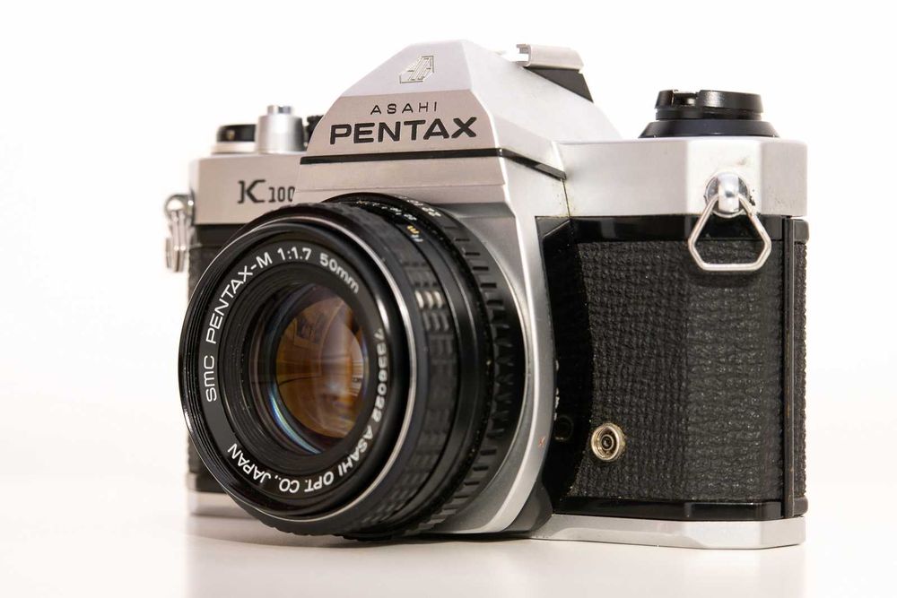 Aparat film Pentax K1000 cu Pentax 50 1.7 si Hoya 135 2.8